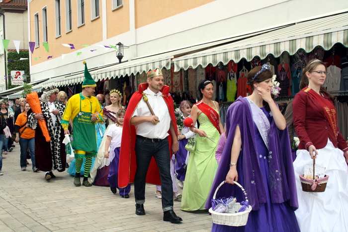 02 Umzug zum Marktplatz.JPG